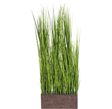 Künstliches Gras in einem rechteckigen Pflanzgefäß