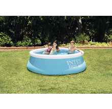Aufblasbarer Intex Easy Set Pool mit Familie im Garten.
