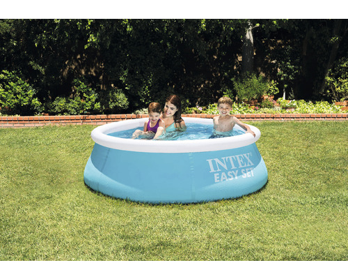 Aufblasbarer Intex Easy Set Pool mit Familie im Garten.
