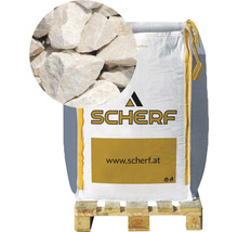 Sack mit Zierkies auf einer Palette