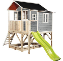 Spielhaus aus Holz mit Rutsche und Sandkasten