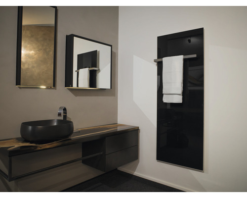 Badezimmer mit Waschtisch, Spiegeln und Heizkörper mit Handtuchhalter