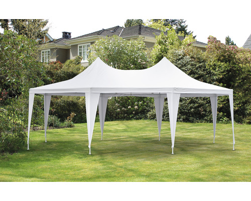 Weißes Partyzelt im Garten
