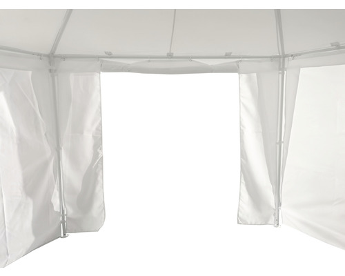 Innenansicht eines Pavillons mit weißen Vorhängen