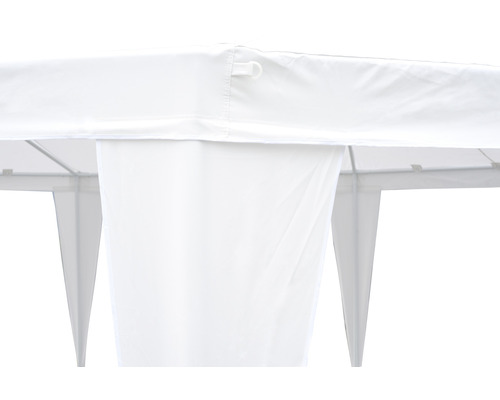 Detailansicht eines Pavillons mit weißem Stoffdach und Vorhängen