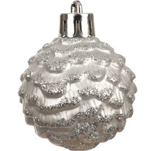 Christbaumkugel mit glitzernden Akzenten