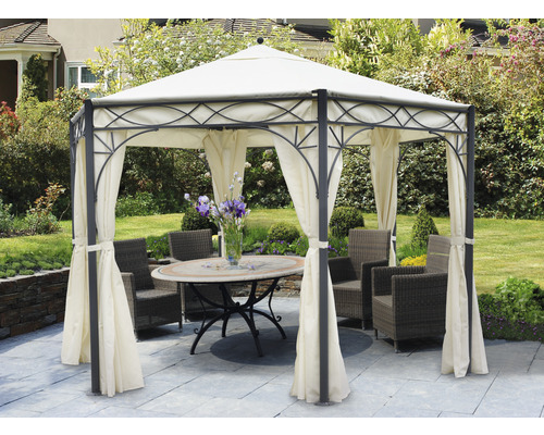 Gartenpavillon mit Vorhängen und Sitzgruppe auf einer Terrasse