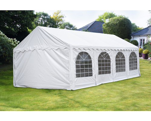 Weißes Partyzelt im Garten