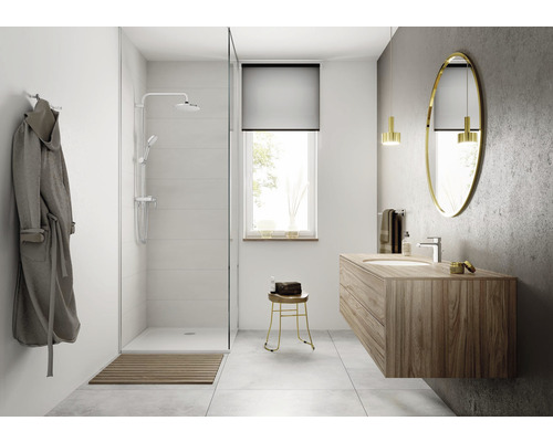 Helles Badezimmer mit Dusche, Waschtisch und Spiegel