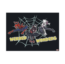 Illustration mit Spider-Man, Miles Morales und Spider-Gwen vor einem Spinnennetz mit dem Schriftzug Webbed Wonders
