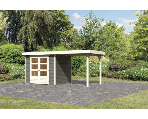 Gartenhaus mit Anbau auf gepflasterter Fläche vor Gartenkulisse
