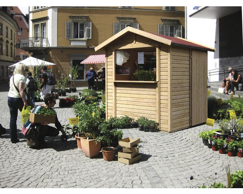 Holz Gartenhaus auf einem Marktplatz mit Pflanzen und Menschen