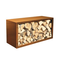 Brennholzregal aus Metall gefüllt mit Holzscheiten