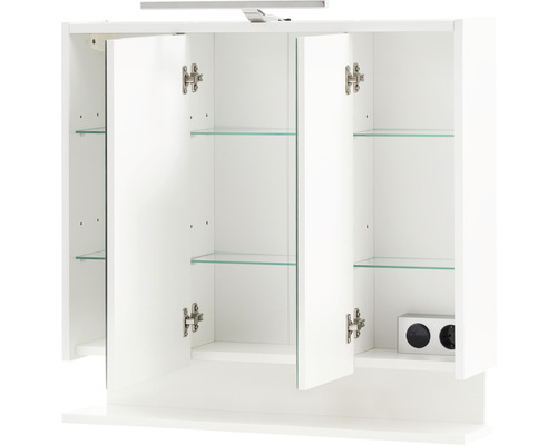 Geöffneter, weißer Spiegelschrank mit Glasablagen und Beleuchtung