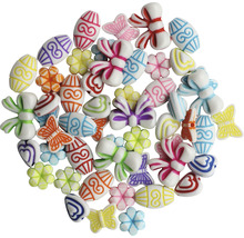 Dekorative Streuteile mit Ostermotiven, wie Eier, Schmetterlinge und Blumen