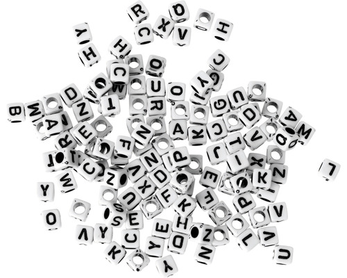 Viele weiße, würfelförmige Buchstabenperlen mit schwarzen Aufdruck