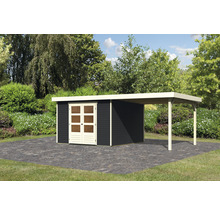 Gartenhaus mit Anbau auf gepflasterter Fläche im Garten.