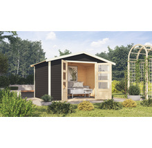 Gartenhaus mit offenen Türen und Gartenmöbeln im Garten.