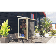 Gartenhaus mit geöffneter Tür und Werkzeugen