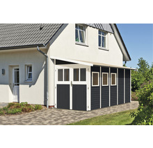 Gerätehaus aus Holz mit Doppeltür und Fenster an einem Wohnhaus