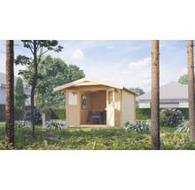 Holzgartenhaus mit geöffneten Doppeltüren in einem Garten
