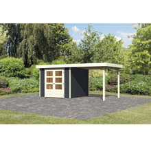 Gartenhaus mit Anbau auf gepflasterter Fläche vor Bäumen und Sträuchern