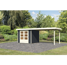 Gartenhaus mit Carport auf einer gepflasterten Fläche vor einer grünen Hecke.