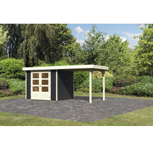 Gartenhaus mit Anbau auf gepflasterter Fläche vor Bäumen und Büschen