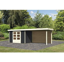 Gartenhaus mit Anbau auf gepflasterter Fläche vor Bäumen und Sträuchern