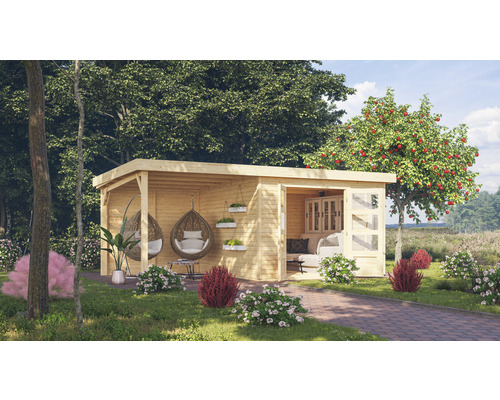 Gartenhaus Karibu Naomi 6 inkl. Anbau 2,4 m mit Rückwand 558 x 33 cm natur Holzgartenhaus mit Terrasse, Hängesessel und Bepflanzung in einem grünen Garten