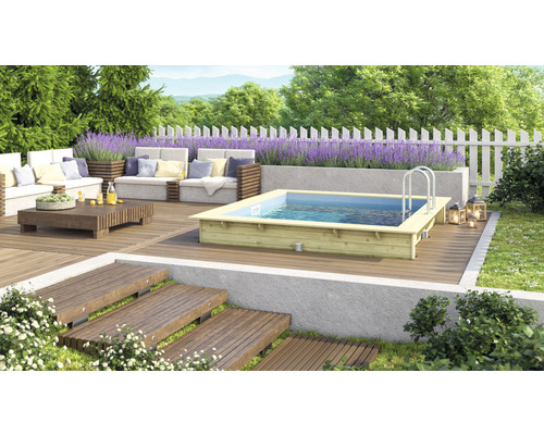 Gartenszene mit Pool, Holzterrasse und Sitzgruppe