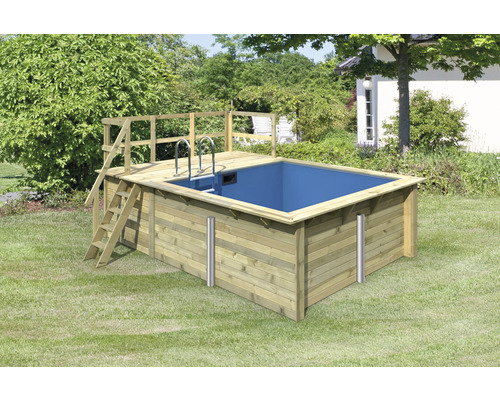 Holzpool mit Leiter und Plattform im Garten