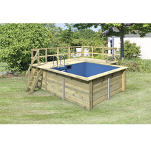 Aufgebautes Holzschwimmbecken mit Leiter und Deck