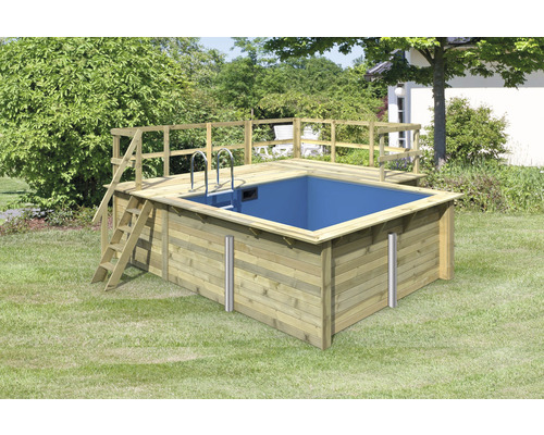 Aufgebautes Holzschwimmbecken mit Leiter und Deck