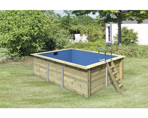 Aufstellpool mit Holzverkleidung und Leiter im Garten