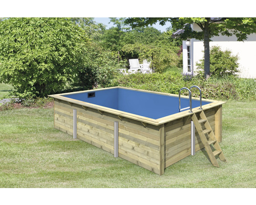 Aufstellpool aus Holz mit Leiter und Stahlrahmen im Garten
