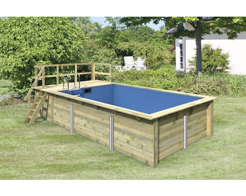 Holzpool mit Leiter und Metallstützen im Garten