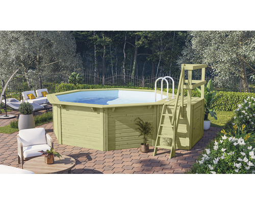 Achteckiger Holzpool mit Leiter und Einstiegstreppe im Garten