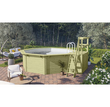 Achteckiger Holzpool mit Leiter in einem Garten.