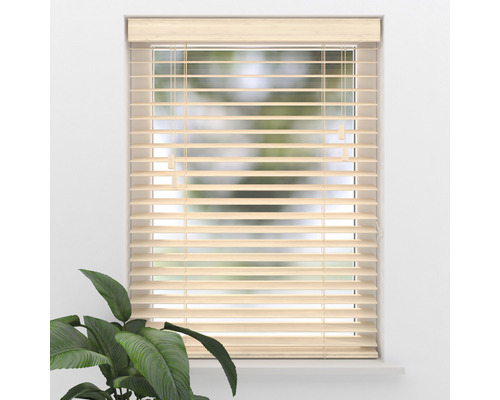 Holzjalousie vor einem Fenster zur Lichtregulierung