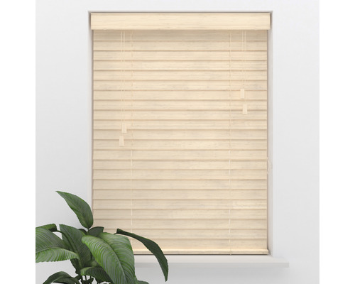 Holzjalousie vor einem Fenster zur Lichtregulierung