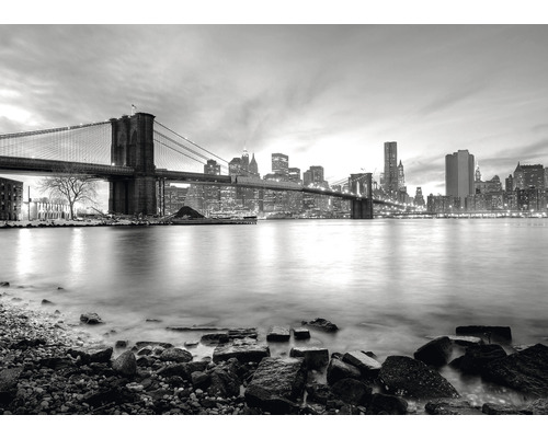 Schwarz-weiß-Foto der Brooklyn Bridge und der New Yorker Skyline