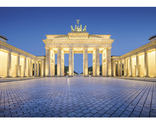 Brandenburger Tor in Berlin mit Pflastersteinen im Vordergrund