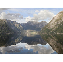 Landschaft mit See und Bergen