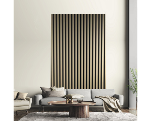 Wohnzimmer mit Holzlamellenwand, Sofa, Sessel, Teppich und Tisch