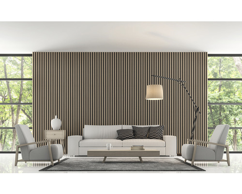 Wohnzimmer mit Wandpaneelen, Sofa, Sesseln und Stehlampe für ein modernes Interieur.