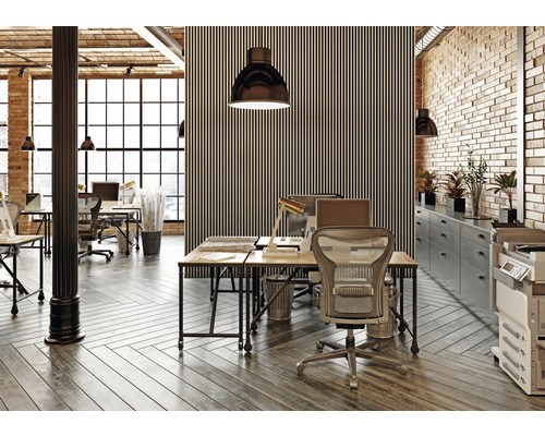 Büro mit Schreibtischen, Bürostühlen, Regalen und dekorativer Wandverkleidung