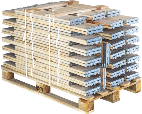 Holzpalette mit montierten Holzelementen für den Bau