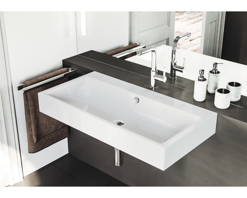 Badezimmer-Szene mit rechteckigem Waschbecken, Armatur und Handtuchhalter.