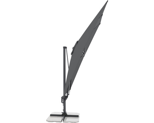 Grauer Ampelschirm auf einer Steinplatte